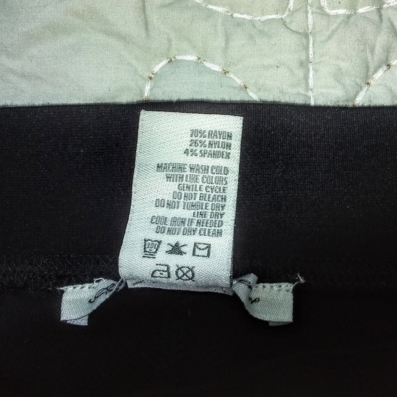 2 pairs of Leggings - Picture 3 of 7